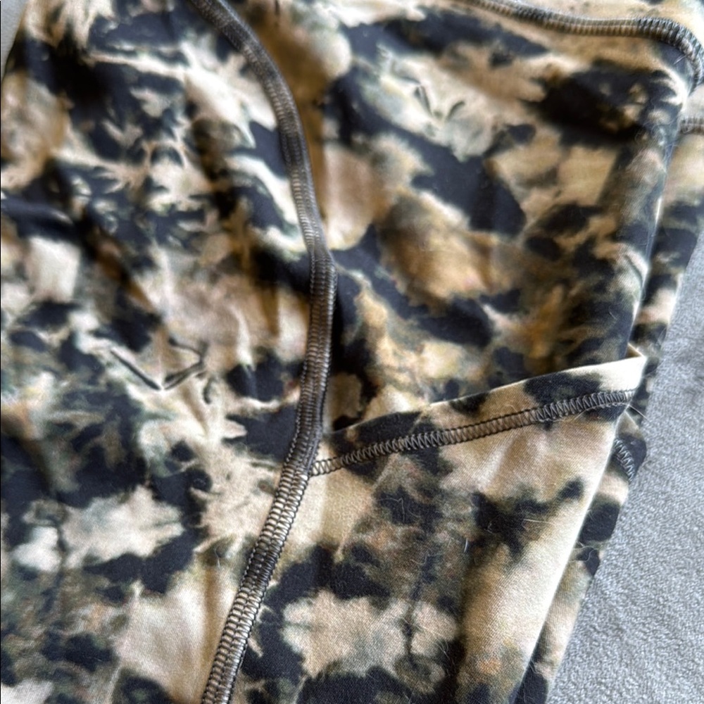 lululemon athletica Neutral Tie-Dye High-Rise Leggings - Black, Cream, Brown - Picture 3 of 3